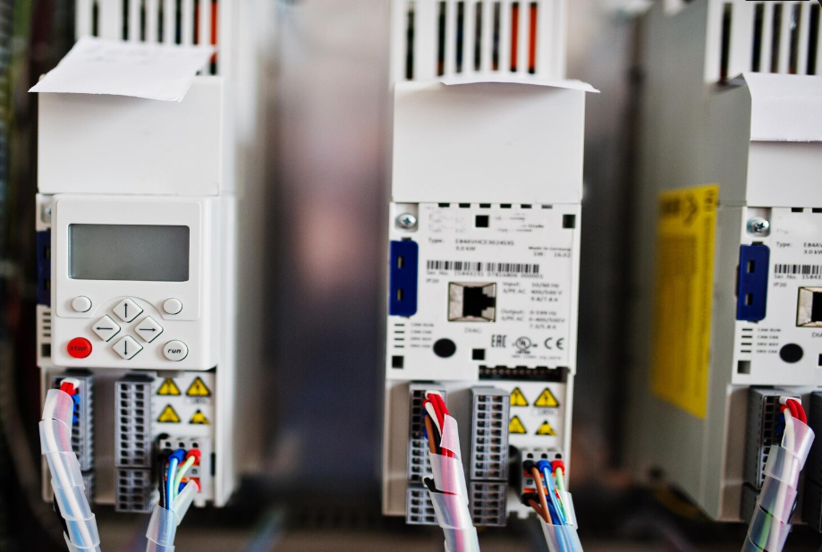Efisiensi Tanpa Batas: Peran Vital Variable Frequency Drives (VFD) dalam Manufaktur Hemat Energi